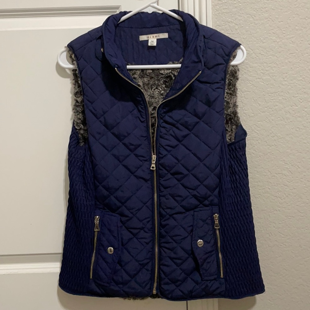 Medium navy quilted vest